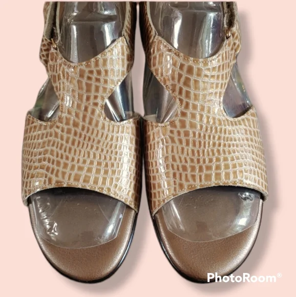SAS Tan Sandals 10.5 N Open Toes Sling Back Velcro Strap - Picture 2 of 13